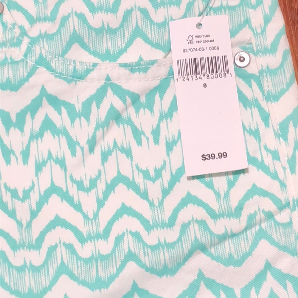 NEW gap pattern shorts - Picture 3 of 4